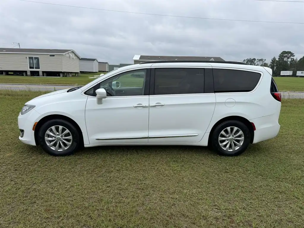 2017 Chrysler Pacifica Touring-L's photo