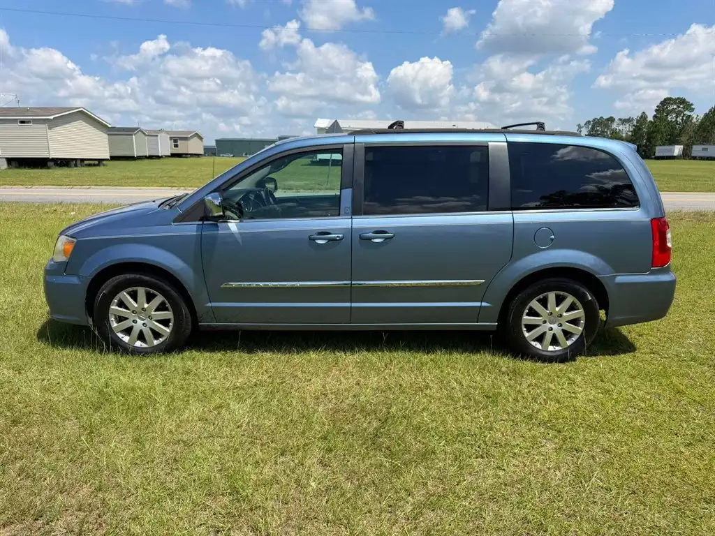2011 Chrysler Town & Country Touring-L's photo