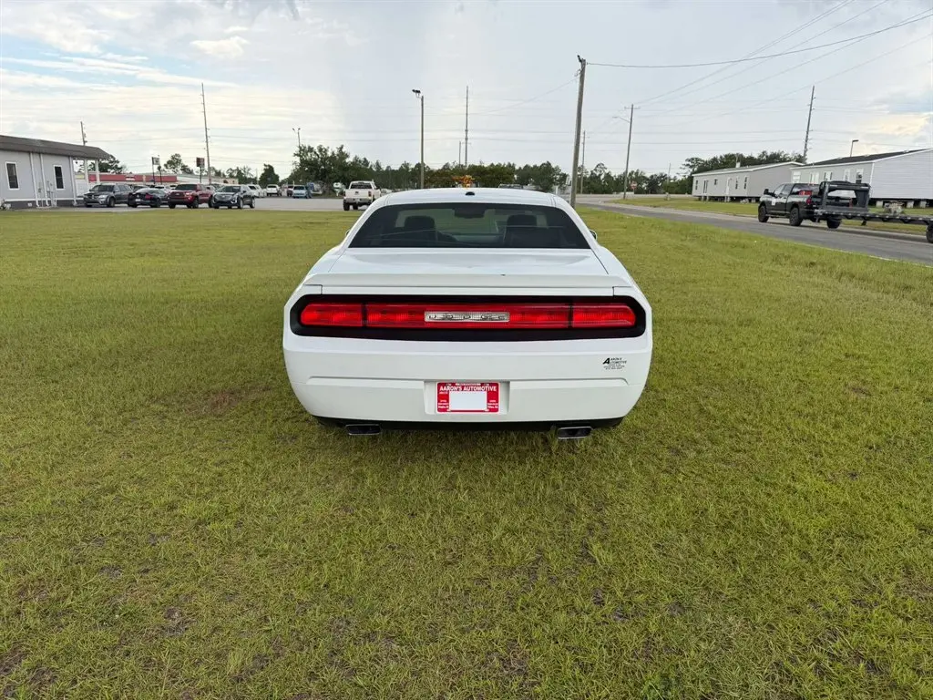 2012 Dodge Challenger SXT photo 4