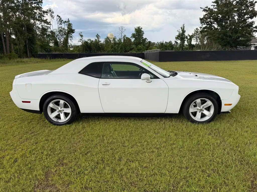 2012 Dodge Challenger SXT photo 3