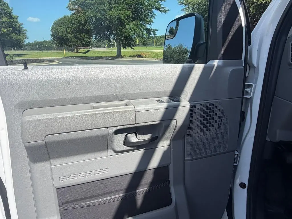 2011 Ford E-Series E-150 Van Extended photo 4