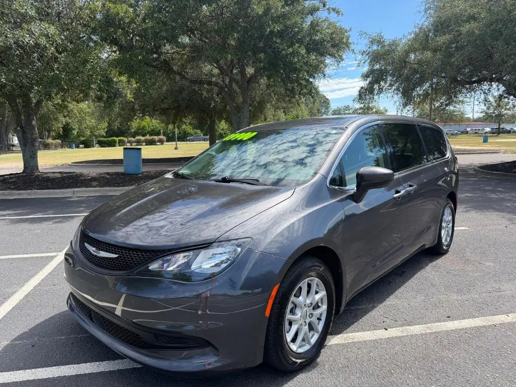 2023 Chrysler Voyager LX's photo