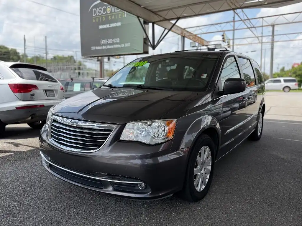 2016 Chrysler Town & Country Touring's photo