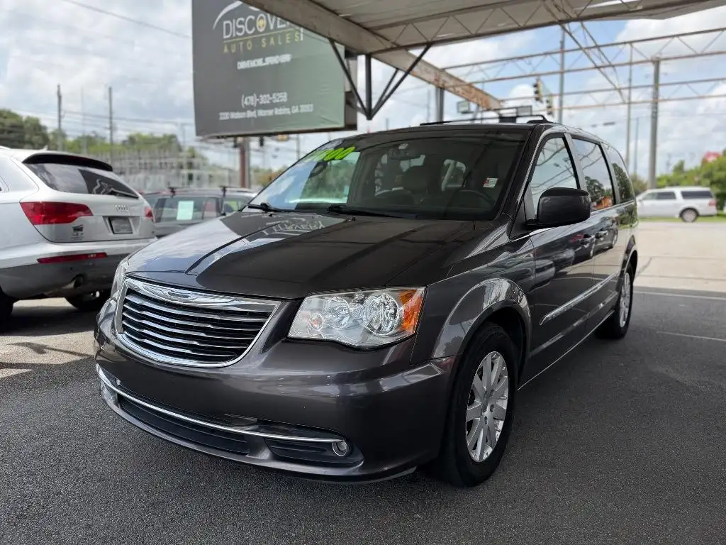 2016 Chrysler Town & Country Touring's photo