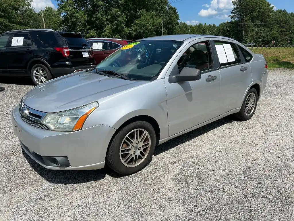 2010 Ford Focus SE's photo