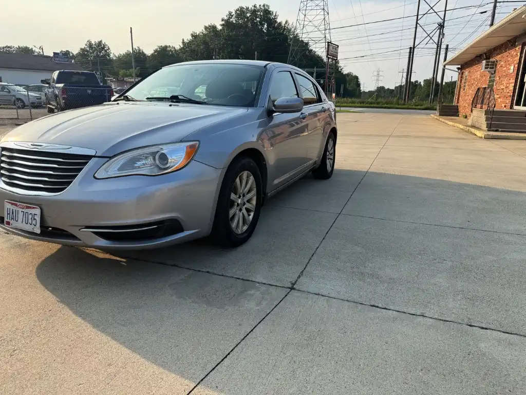 2013 Chrysler 200 Touring's photo