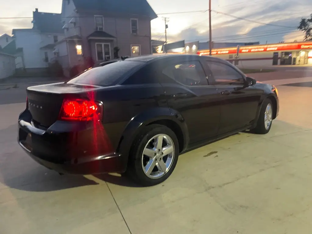 2013 Dodge Avenger SE photo 3