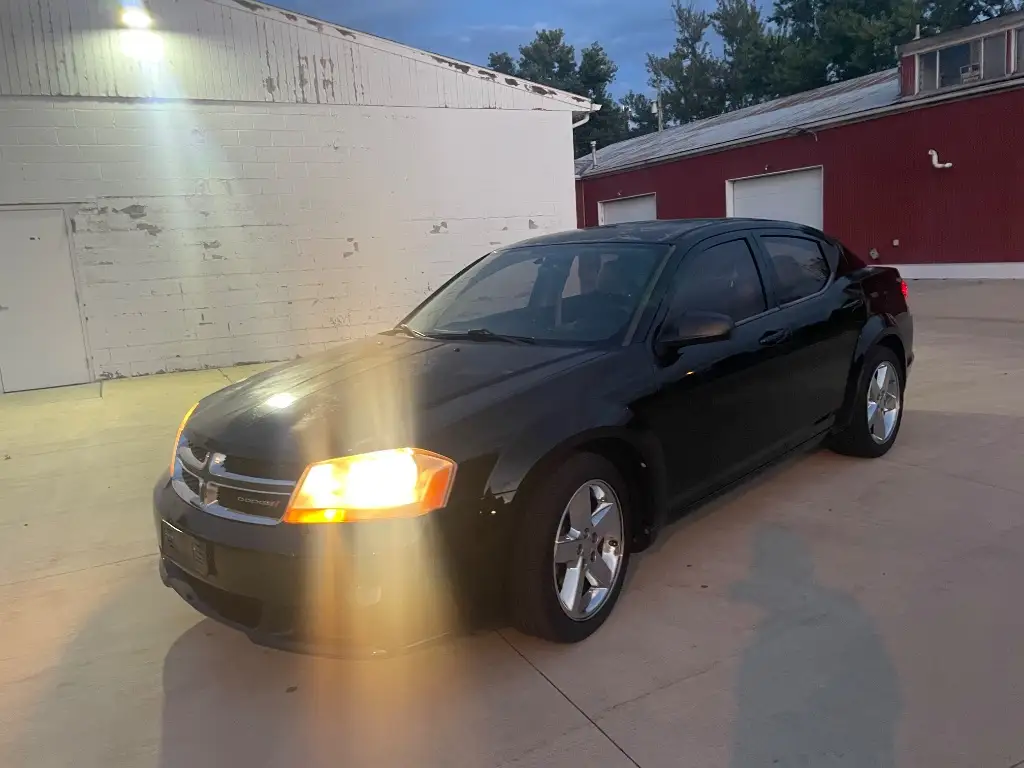 2013 Dodge Avenger SE photo 1