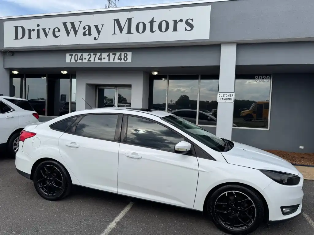 2017 Ford Focus Sedan SEL's photo