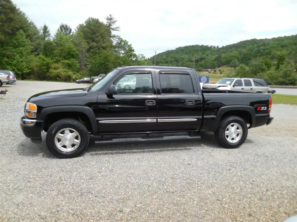 2005 GMC Sierra 4WD Crew Cab 6 1/2-ft SLT's photo