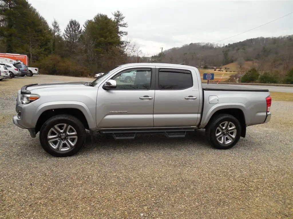 2017 Toyota Tacoma Limited Double Cab 4WD V6 Auto Short Bed's photo