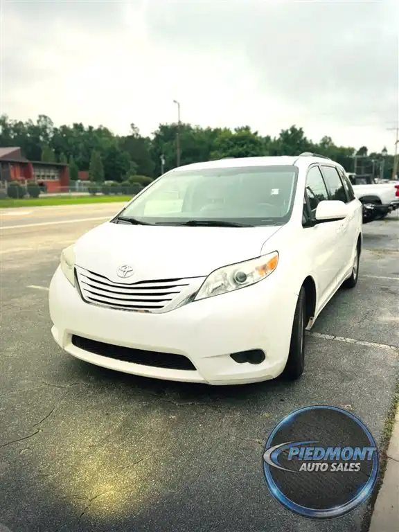 2015 Toyota Sienna LE V6 7-Passenger Access Seat's photo