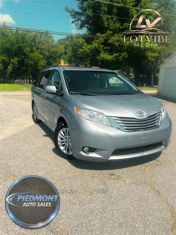 2015 Toyota Sienna XLE V6 7-Passenger Access Seat's photo