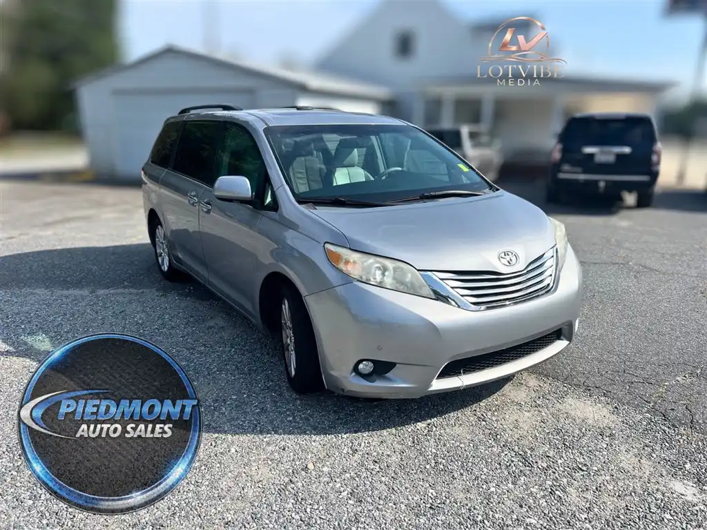 2011 Toyota Sienna Limited V6 7-Passenger's photo