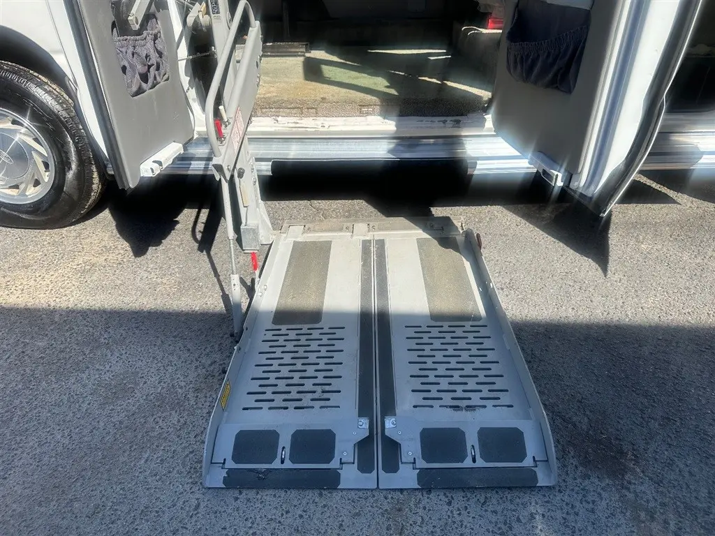 1999 Ford E-Series E-150 VAN photo 3