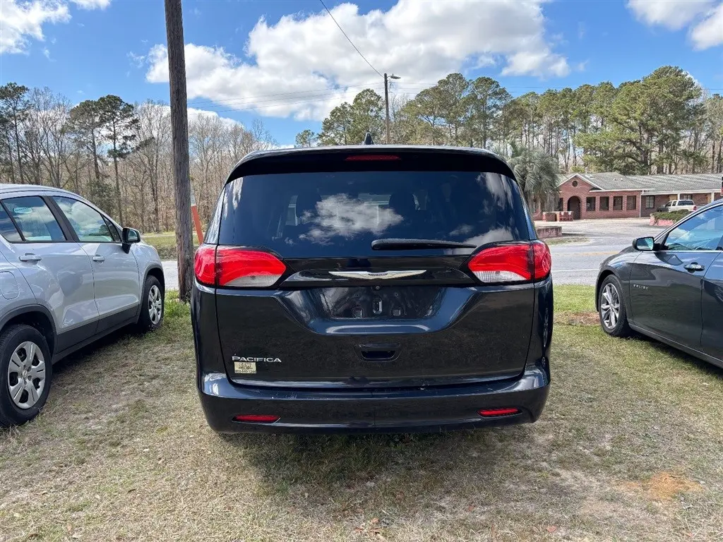 2017 Chrysler Pacifica LX photo 3