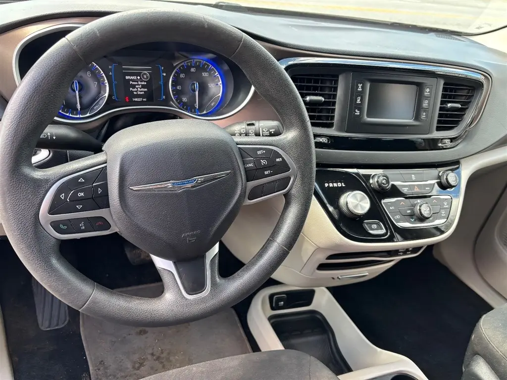 2017 Chrysler Pacifica LX photo 4