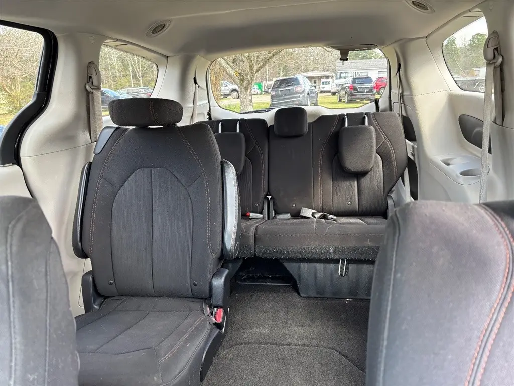 2017 Chrysler Pacifica LX photo 5
