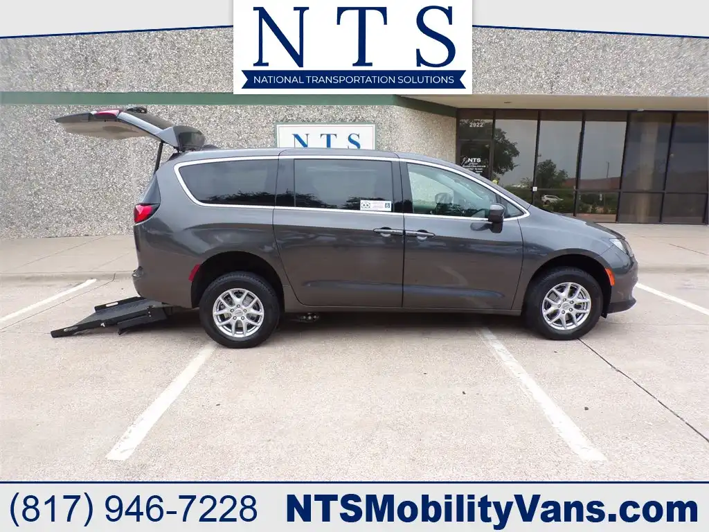 2023 Chrysler Voyager LX's photo