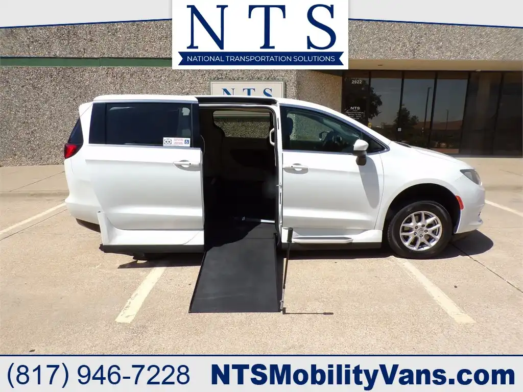 2022 Chrysler Voyager LX's photo