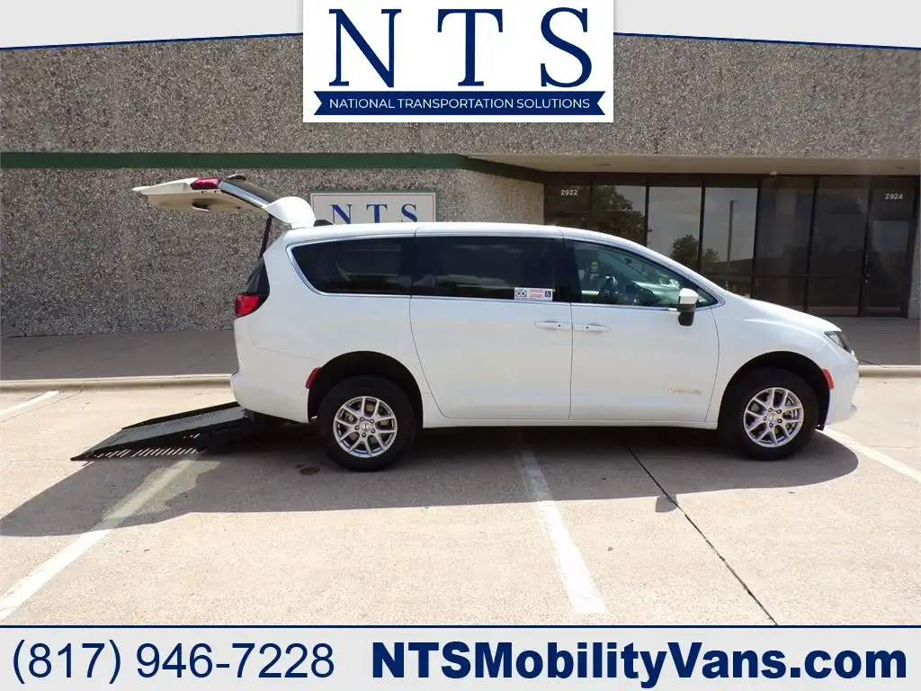 2023 Chrysler Voyager LX's photo