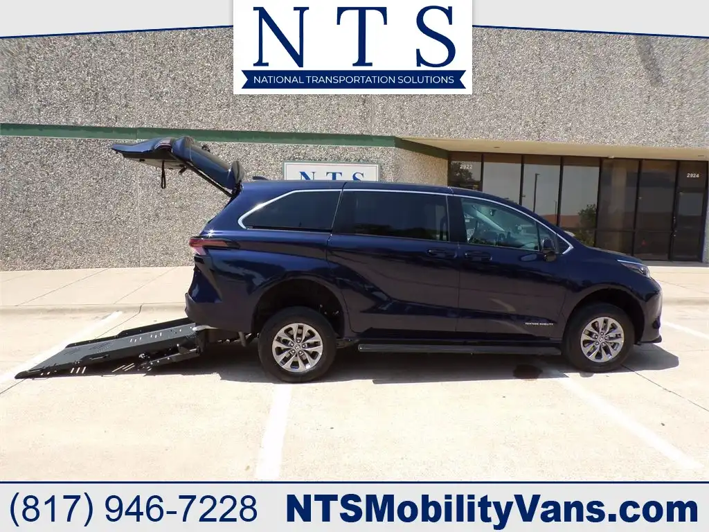 2026 Toyota Sienna LE 8-Passenger Hybrid FWD's photo