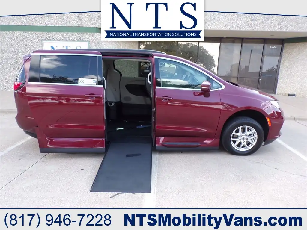 2022 Chrysler Pacifica Touring L's photo