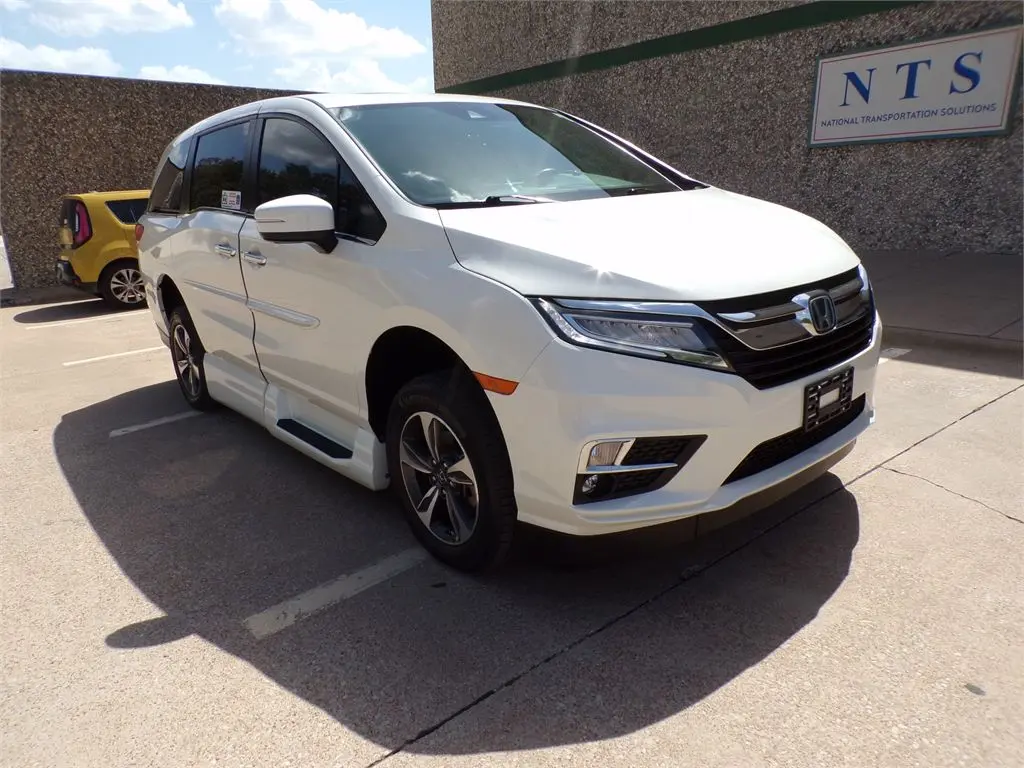 2019 Honda Odyssey Touring photo 3