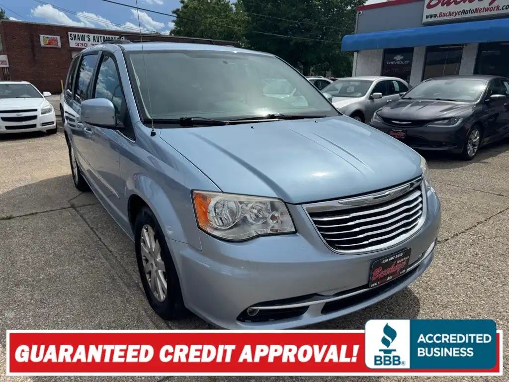 2013 Chrysler Town & Country Touring's photo