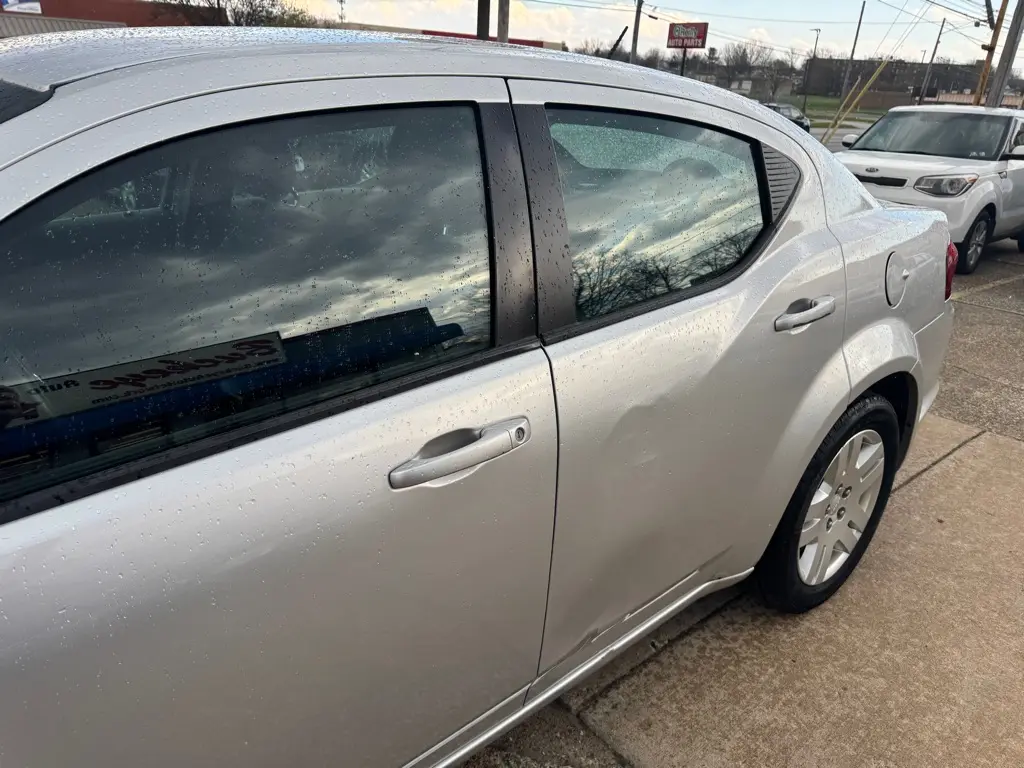 2012 Dodge Avenger SE photo 4