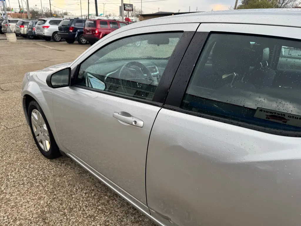 2012 Dodge Avenger SE photo 5