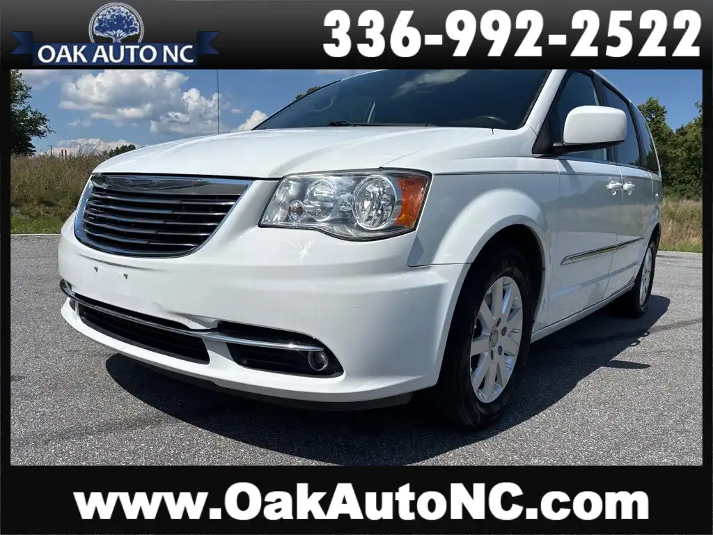 2016 Chrysler Town & Country Touring's photo
