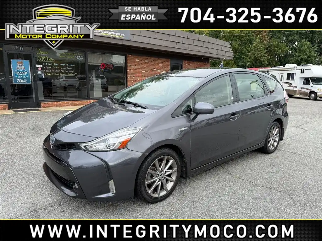 2017 Toyota Prius v Five's photo