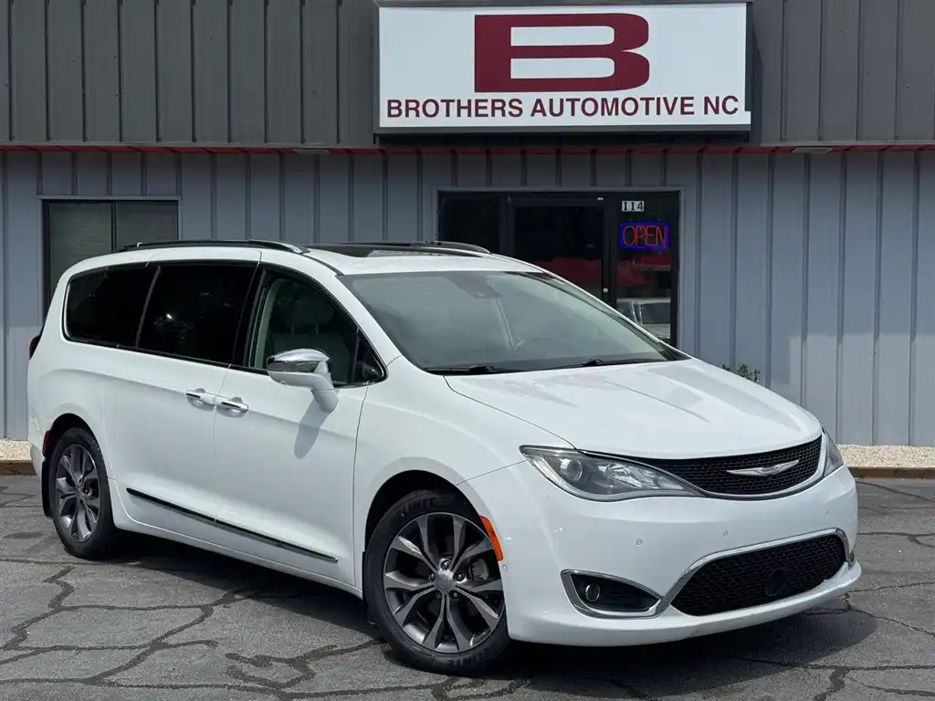 2017 Chrysler Pacifica Limited's photo