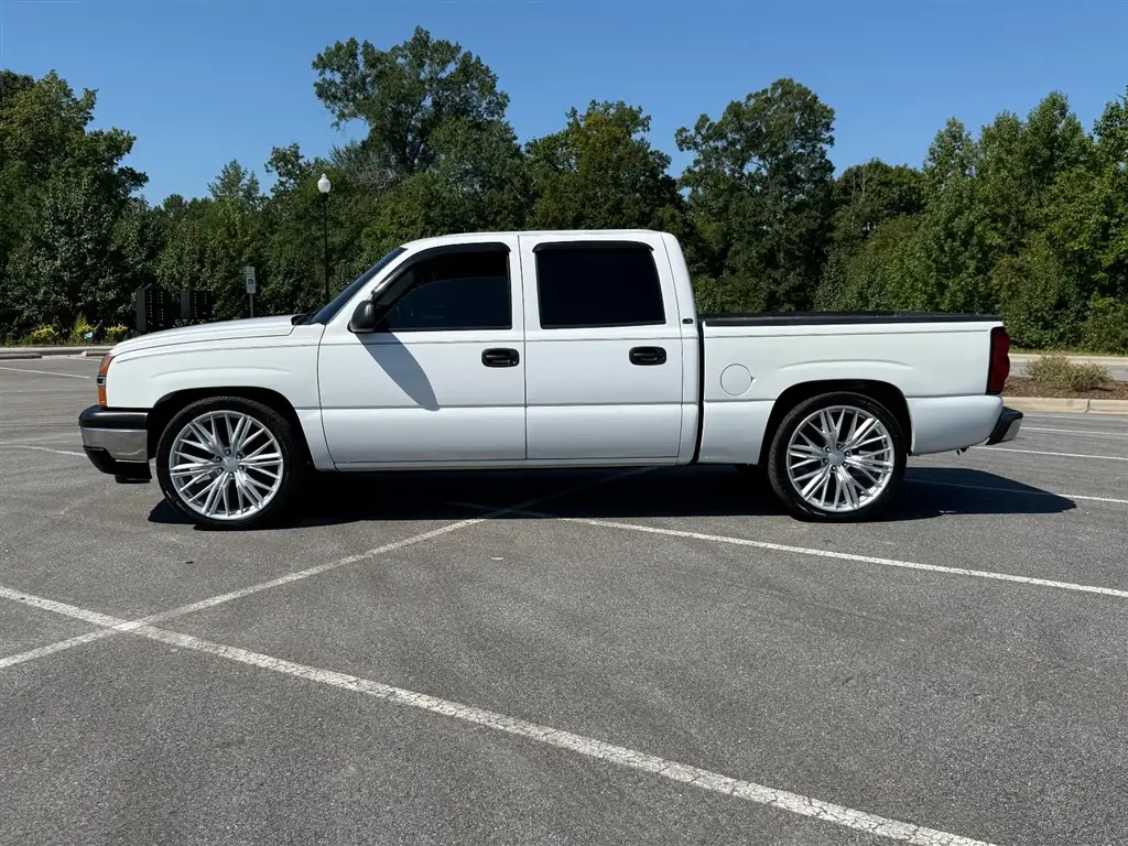 2005 Chevrolet Silverado 1500 LS Crew Cab photo 1