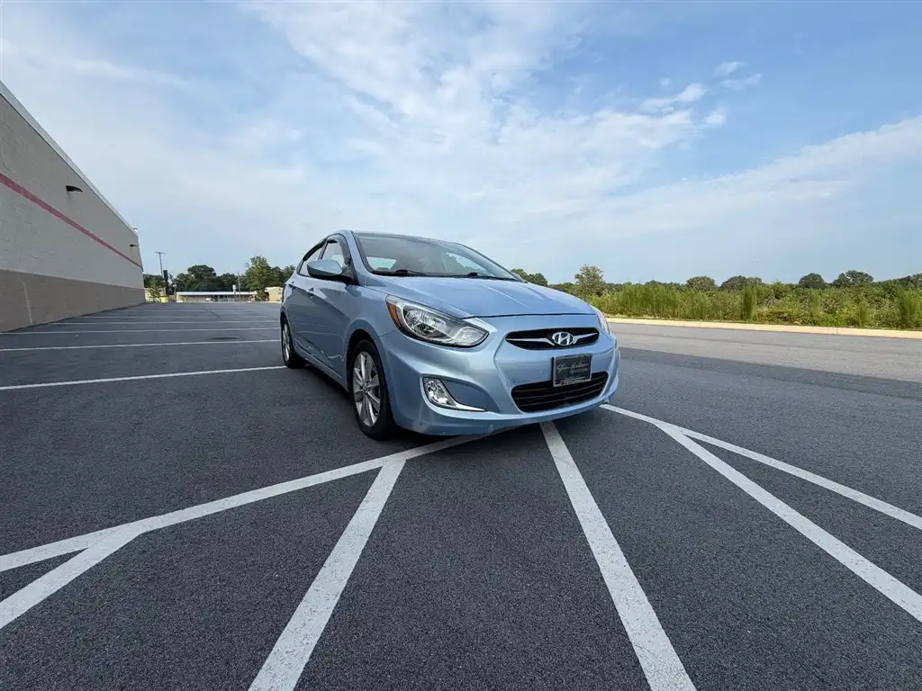 2012 Hyundai Accent GLS 4-Door 6-Speed Automatic's photo