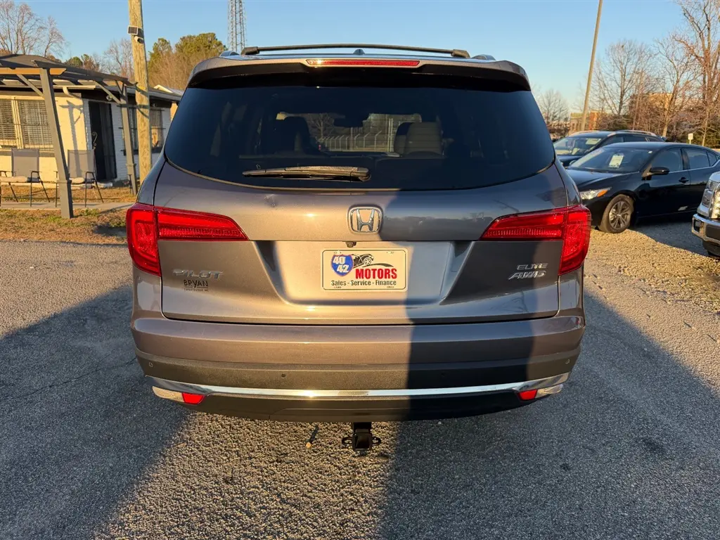 2017 Honda Pilot 4WD Elite photo 4