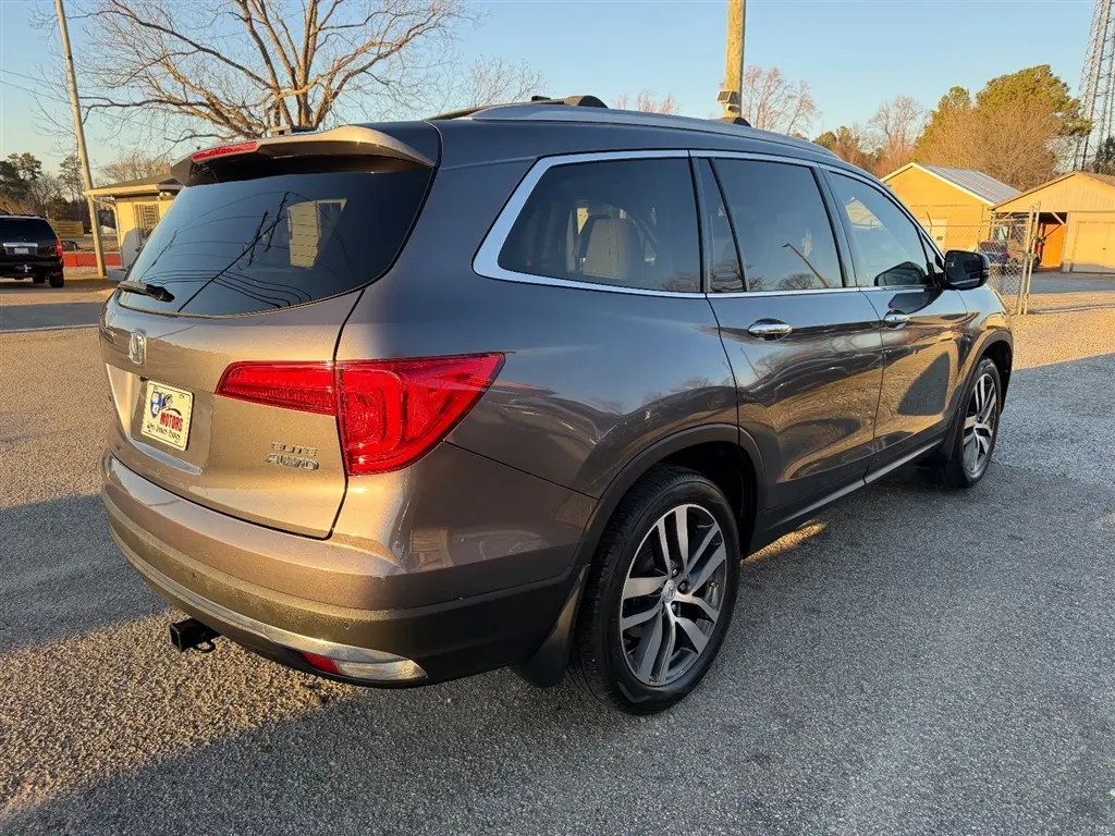 2017 Honda Pilot 4WD Elite photo 5