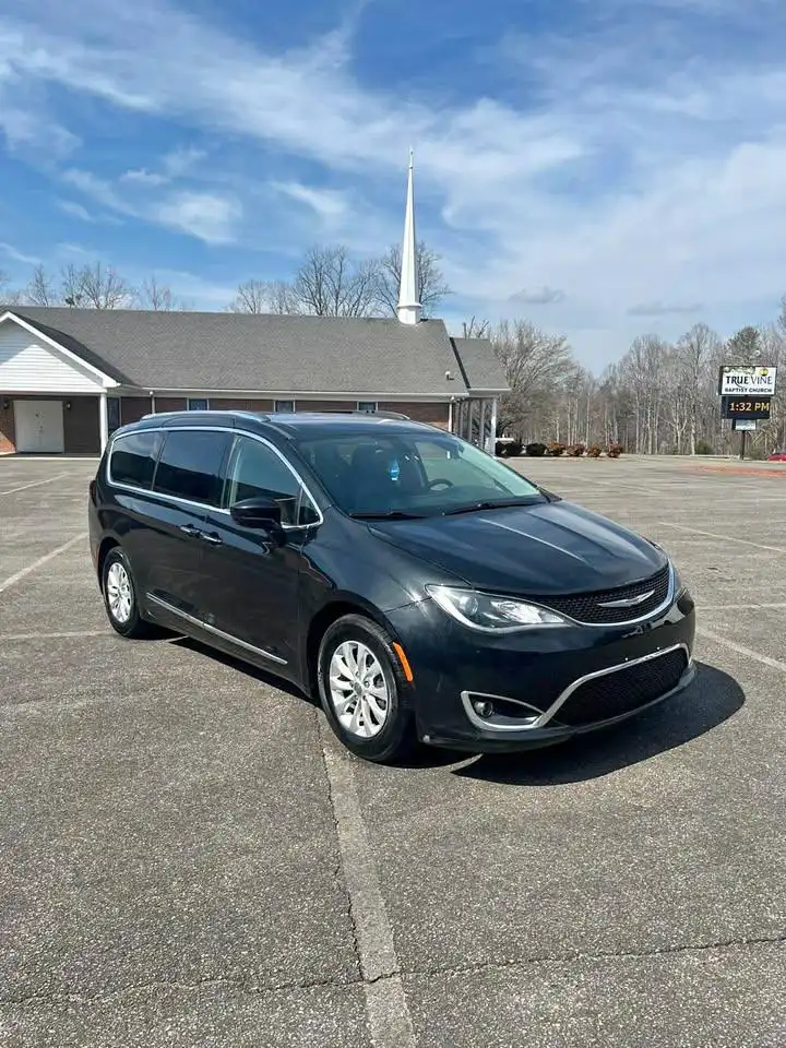2018 Chrysler Pacifica Touring L's photo