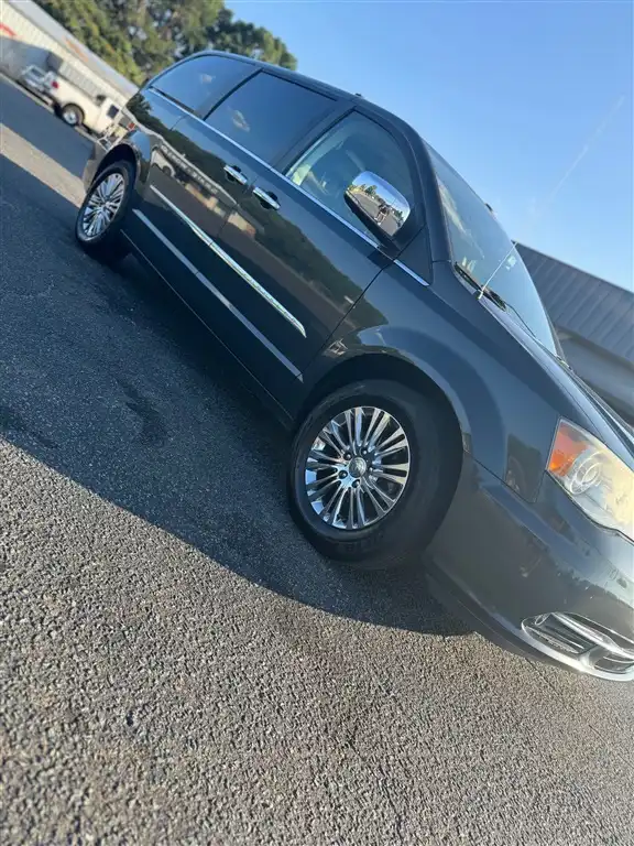 2011 Chrysler Town & Country Limited's photo