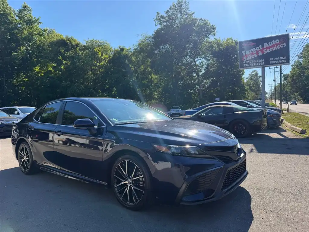 2022 Toyota Camry SE's photo