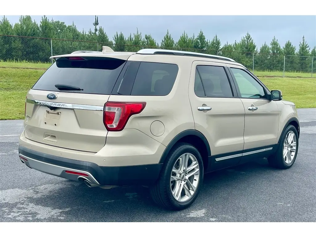 2017 Ford Explorer Limited FWD photo 3