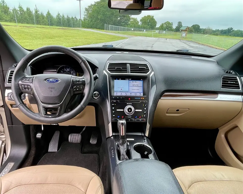 2017 Ford Explorer Limited FWD photo 5
