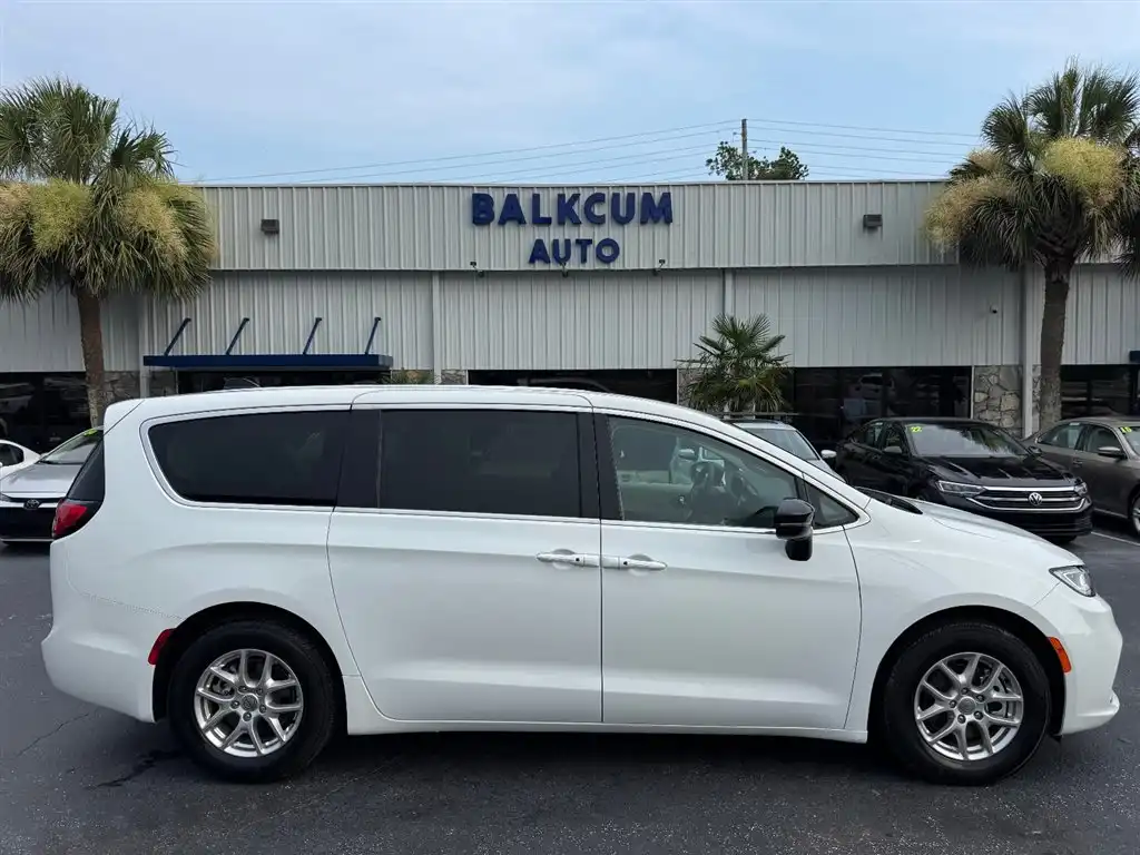 2024 Chrysler Pacifica Touring L's photo
