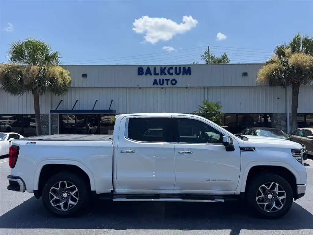 2022 GMC Sierra 4WD Crew Cab Short Box SLT's photo
