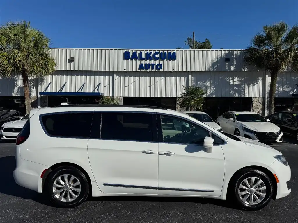 2017 Chrysler Pacifica Touring L's photo