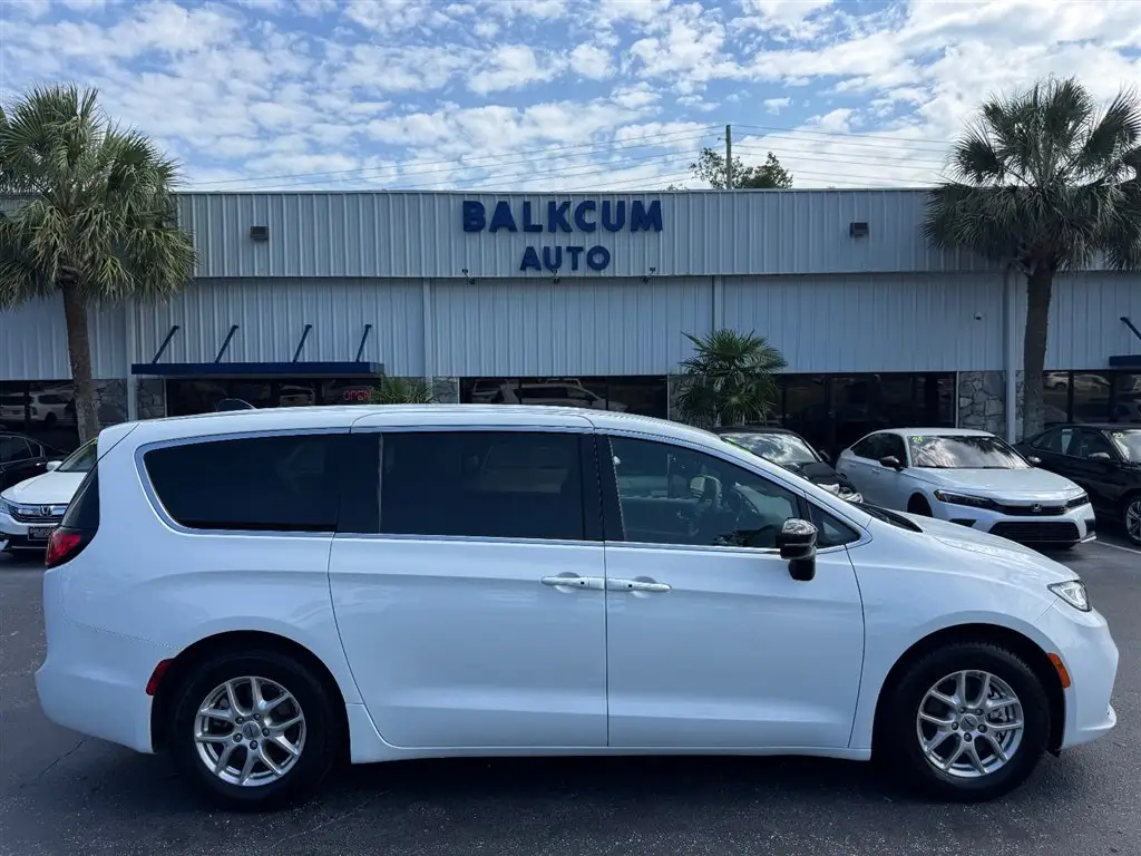 2025 Chrysler Pacifica Select photo 1