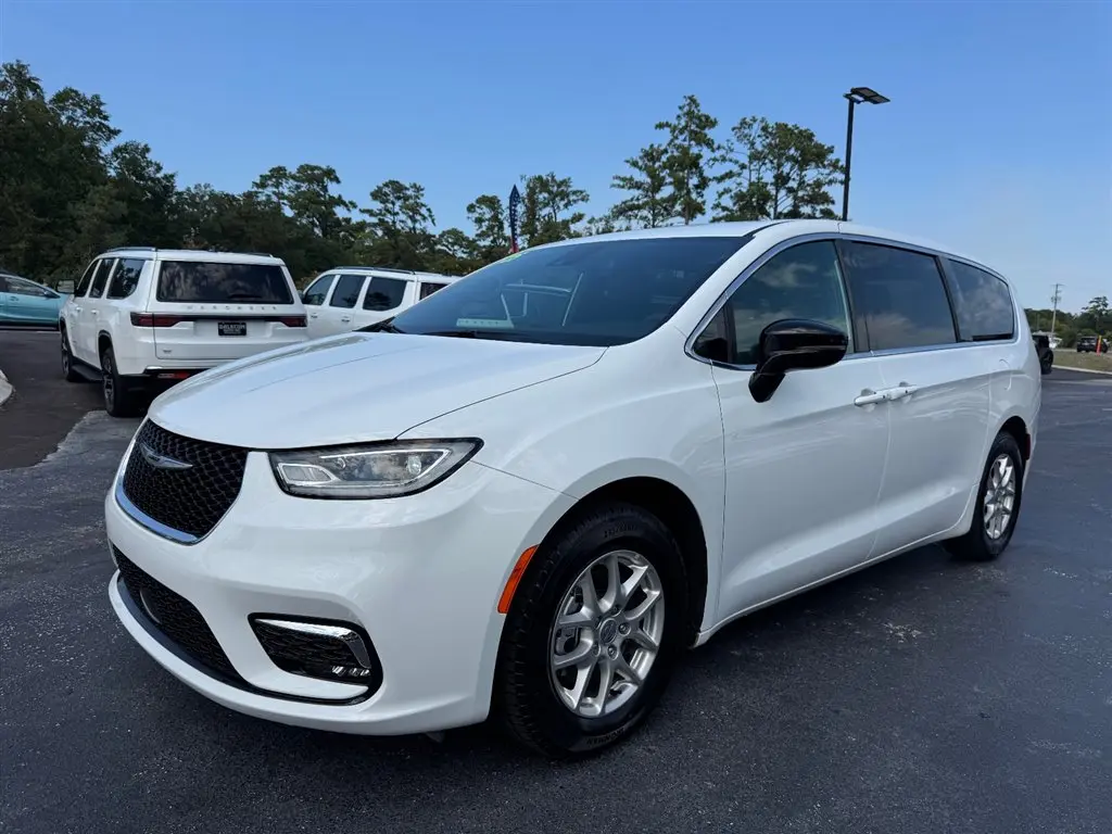 2025 Chrysler Pacifica Select photo 4