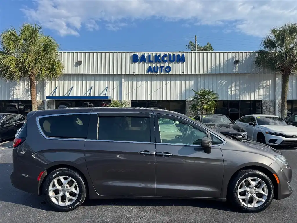 2018 Chrysler Pacifica Touring Plus's photo