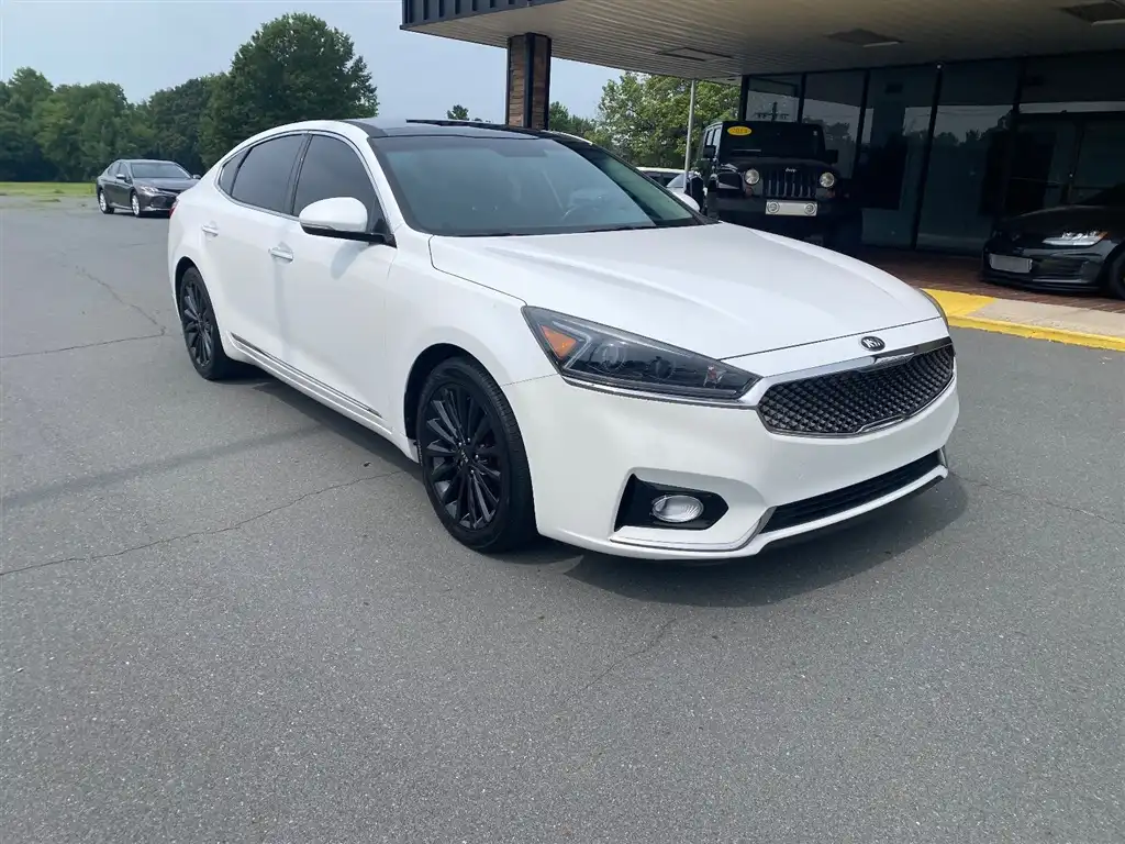 2017 Kia Cadenza Premium's photo
